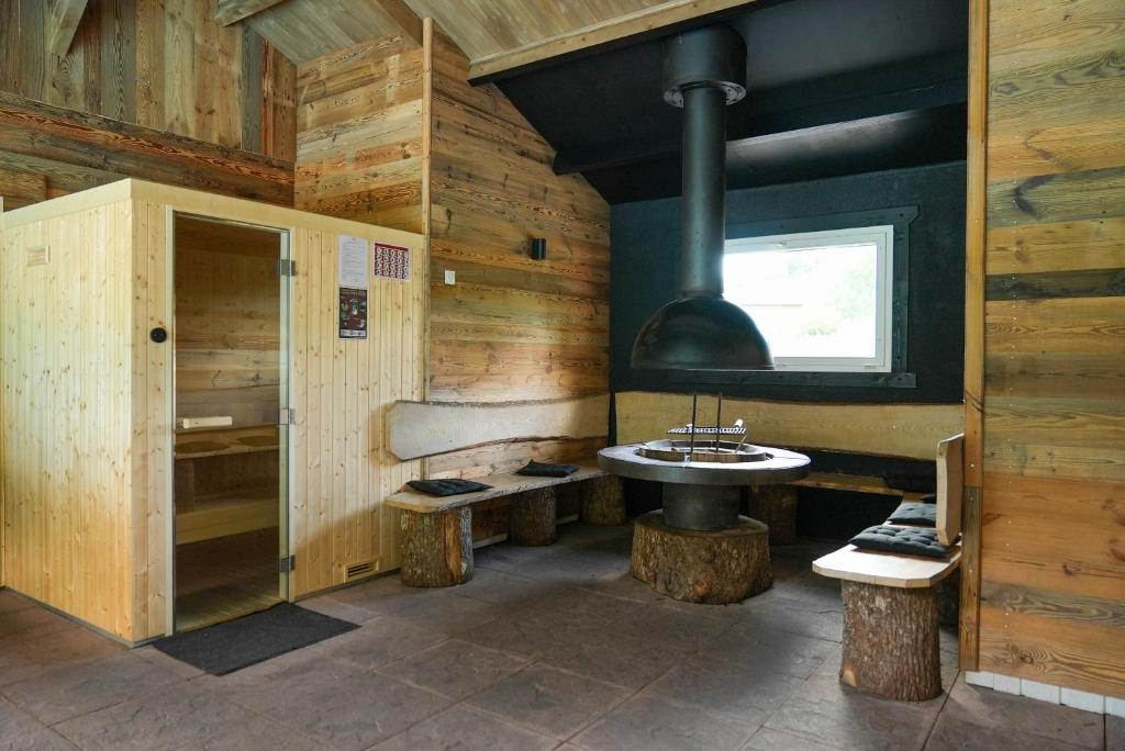 La salle de bains est pourvue d'un lavabo et de bûches. dans l'établissement Chalet Les Prés Chaussottes, à Gérardmer 23 autres photos