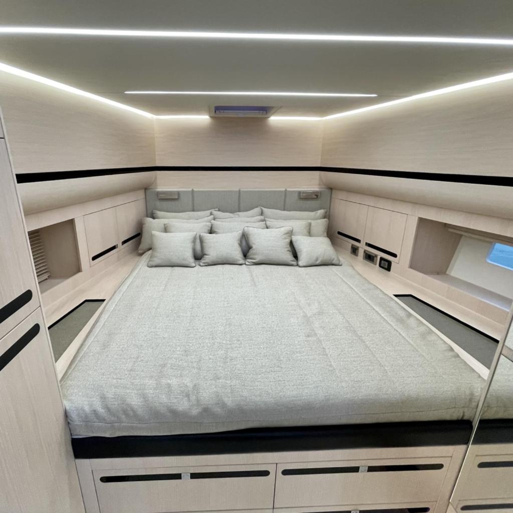 - un grand lit au milieu d'une pièce dans l'établissement Yacht Med 42, à Marseille