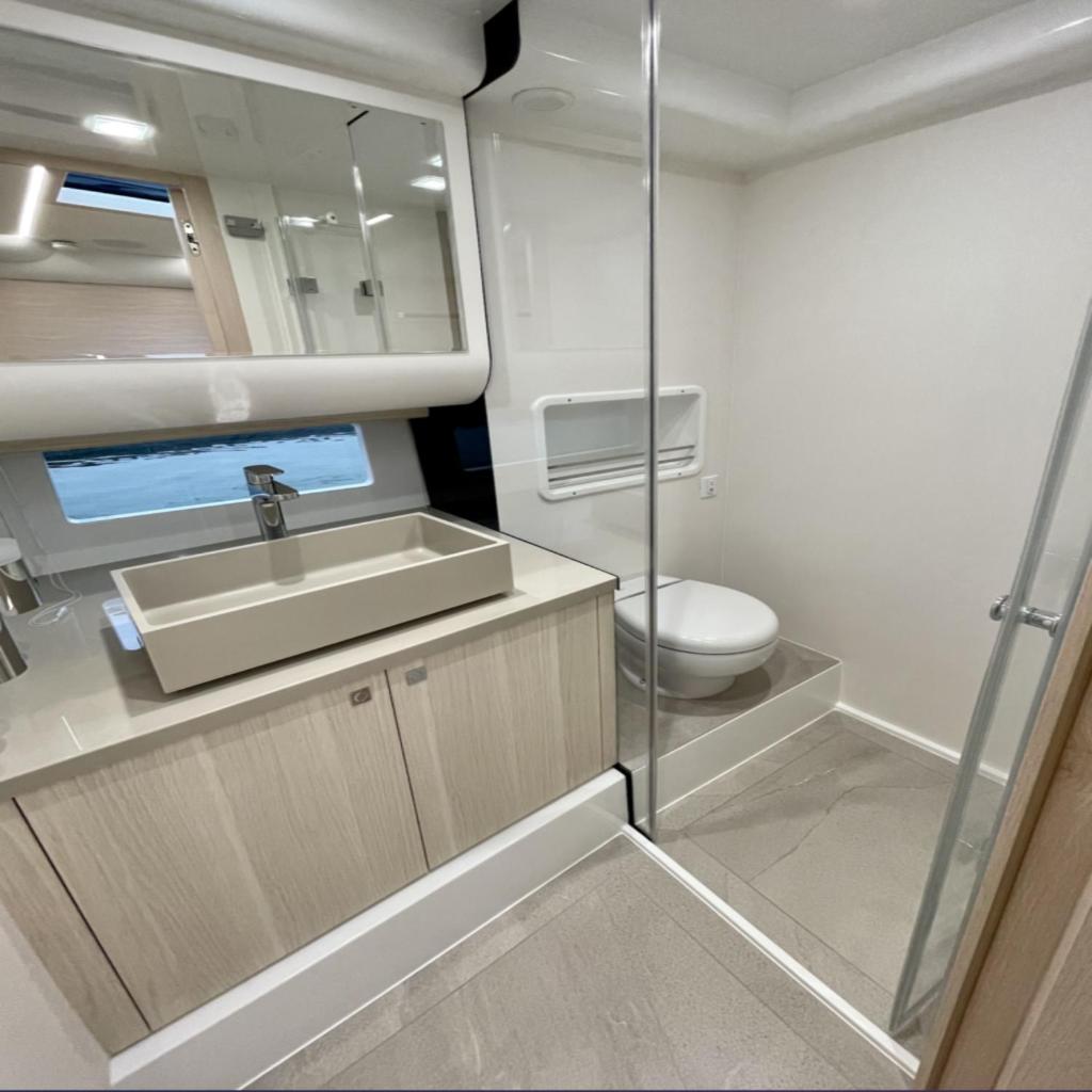 une salle de bain avec un lavabo et des toilettes dans l'établissement Yacht Med 42, à Marseille