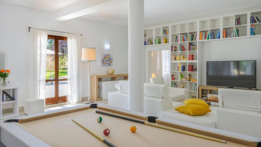 un salon avec une table de billard et une télévision dans l'établissement VILLA ARDENTE 12&1, Emma Villas, à Bellante