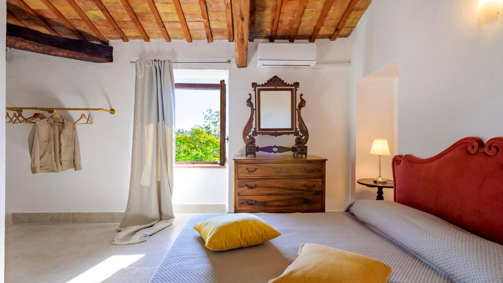 une chambre avec un lit, un miroir et une fenêtre dans l'établissement VILLA ARDENTE 12&1, Emma Villas, à Bellante