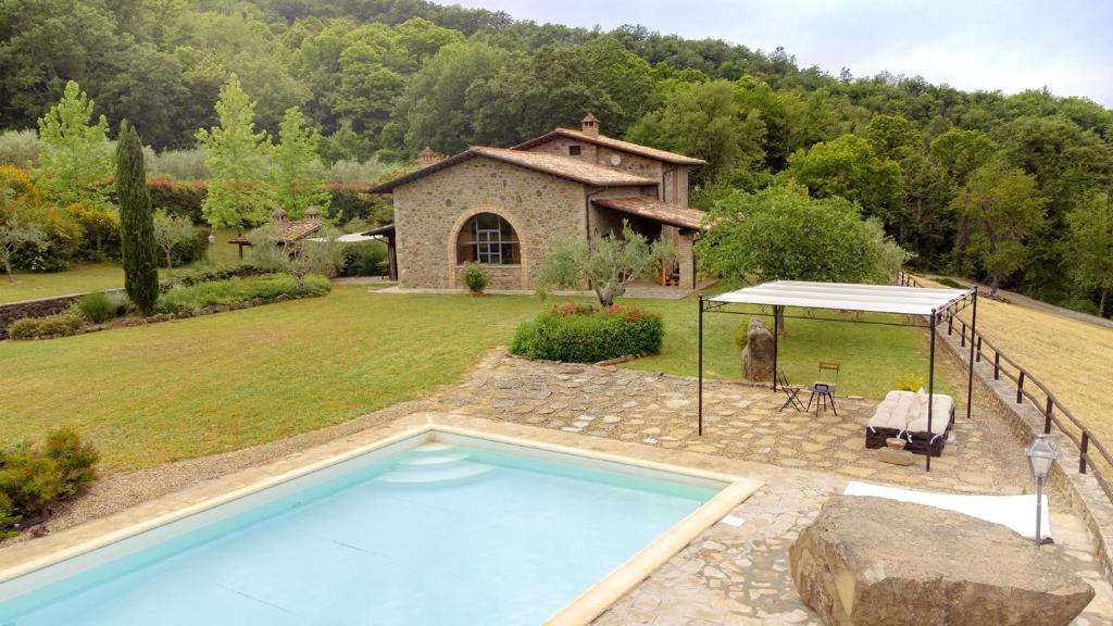 - une grande piscine dans une cour avec une maison dans l'établissement Villa Elisa - Private Pool & AirCo Near Reschio Castle, à Lugnano