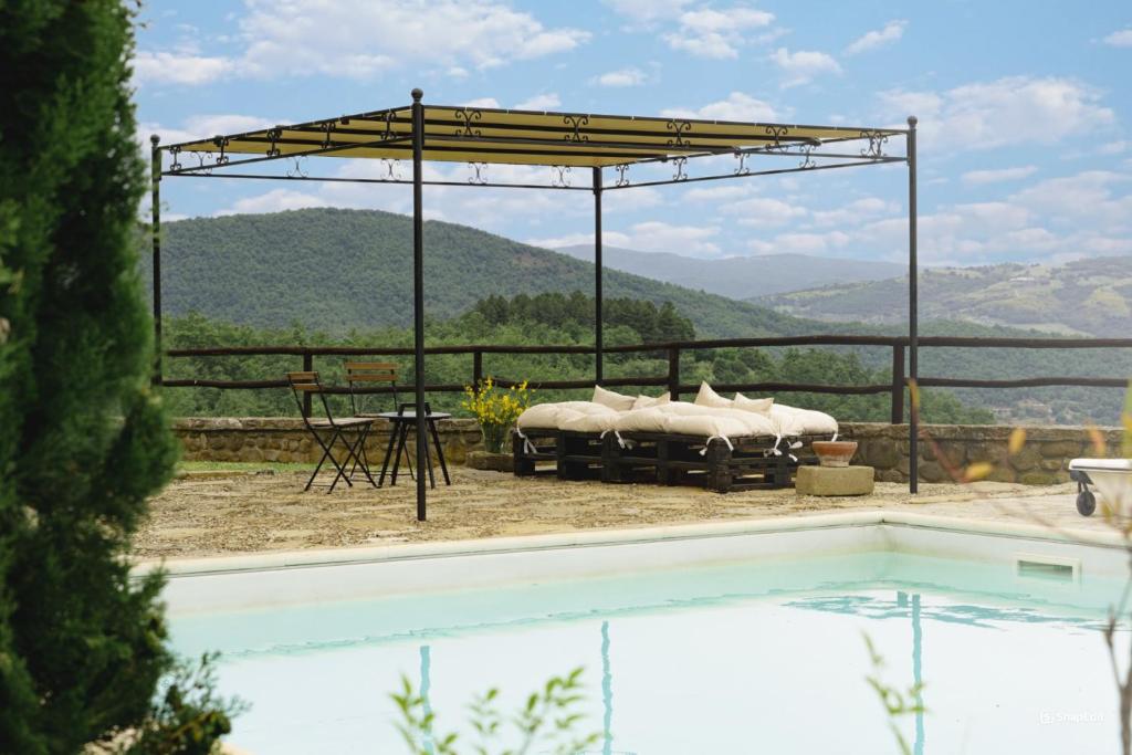 une piscine avec vue sur une montagne dans l'établissement Villa Elisa - Private Pool & AirCo Near Reschio Castle, à Lugnano