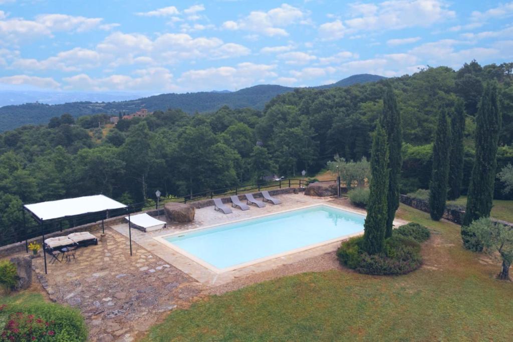 - une vue sur la piscine dans la cour dans l'établissement Villa Elisa - Private Pool & AirCo Near Reschio Castle, à Lugnano 30 autres photos