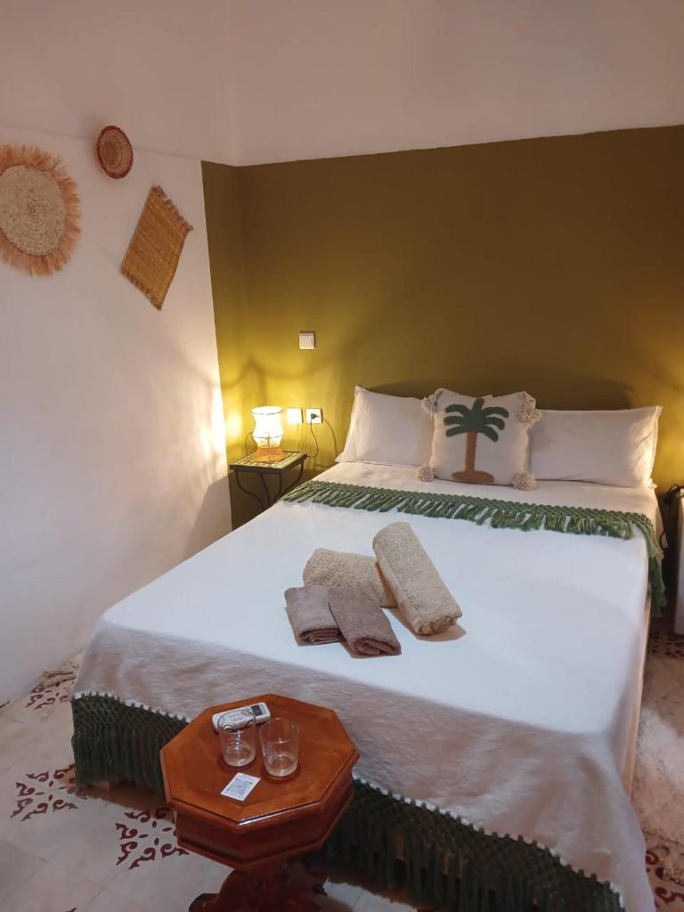 une chambre avec un grand lit avec deux serviettes dessus dans l'établissement Riad Dantella, à Marrakech