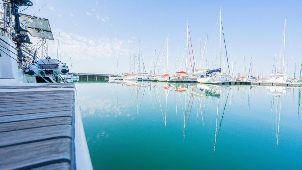 Photo de la galerie de l'établissement Grand voilier cœur La Rochelle, à Les Minimes