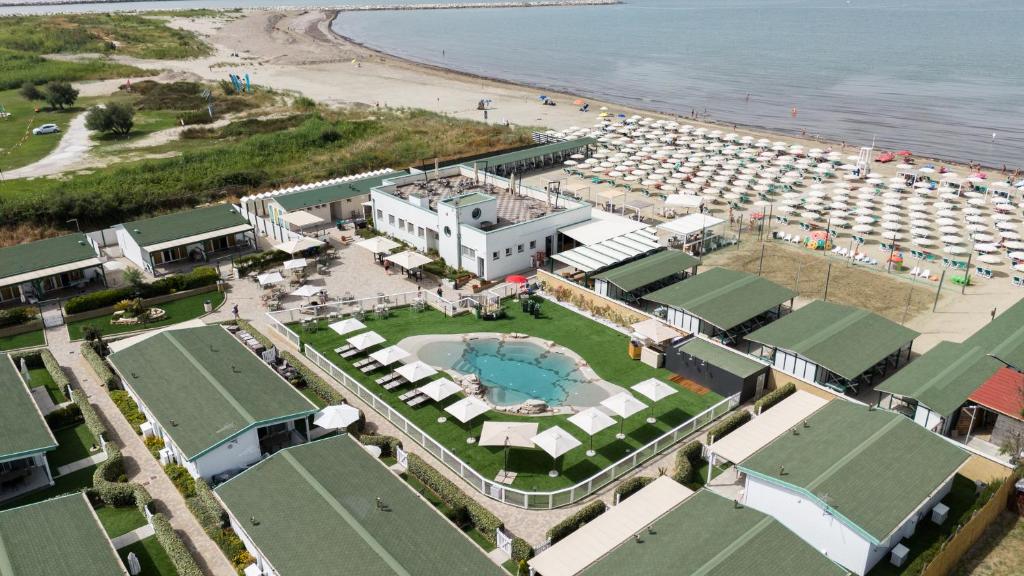 une vue aérienne d'un complexe hôtelier à côté d'une plage dans l'établissement La Rondine, à Calambrone