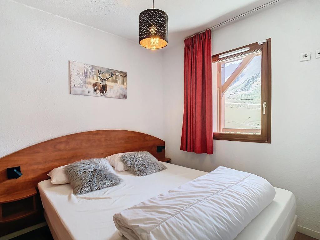 une chambre avec un lit et une fenêtre dans l'établissement Appartement 2 chambres en duplex à La Mongie, à La Mongie 21 autres photos