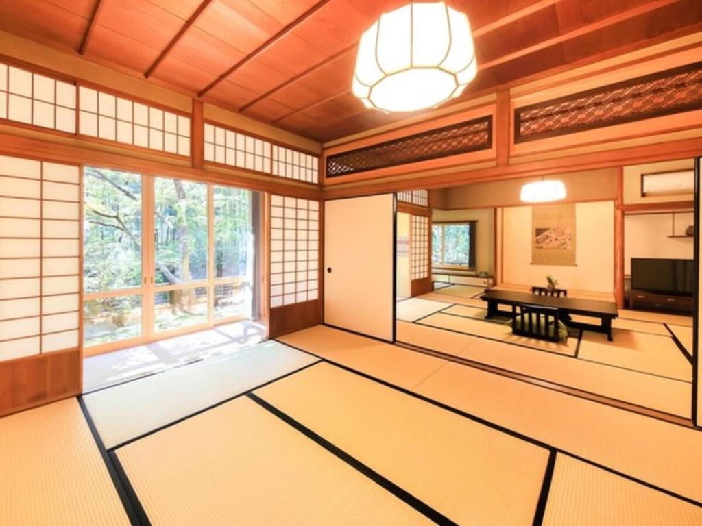 d'une chambre japonaise avec une grande fenêtre. dans l'établissement Arai Ryokan, à Izu