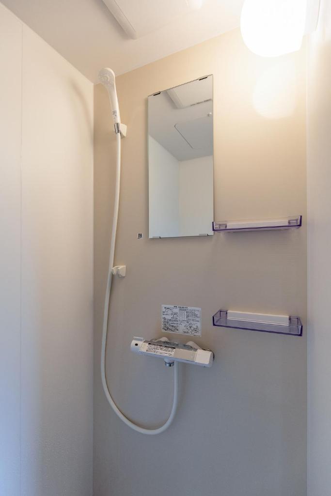 une salle de bain avec douche et miroir dans l'établissement Rakushinkan Villa, à Yufu 15 autres photos