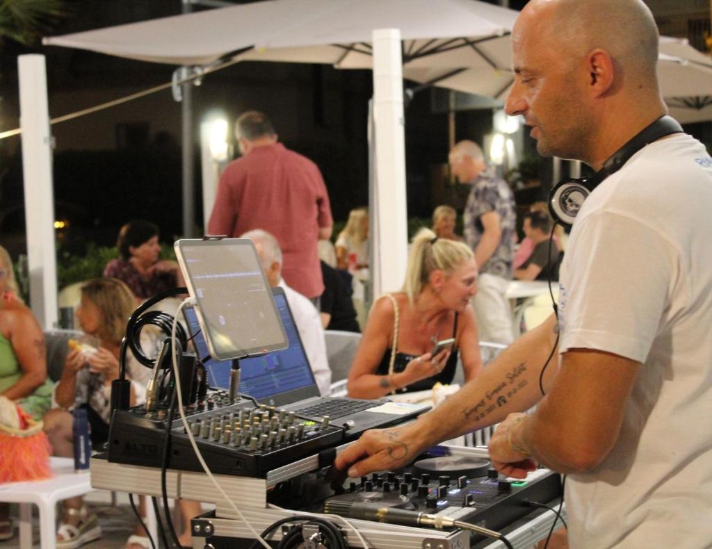 un homme debout devant une table avec clavier dans l'établissement Hotel Villa del Parco, à Rimini 147 autres photos