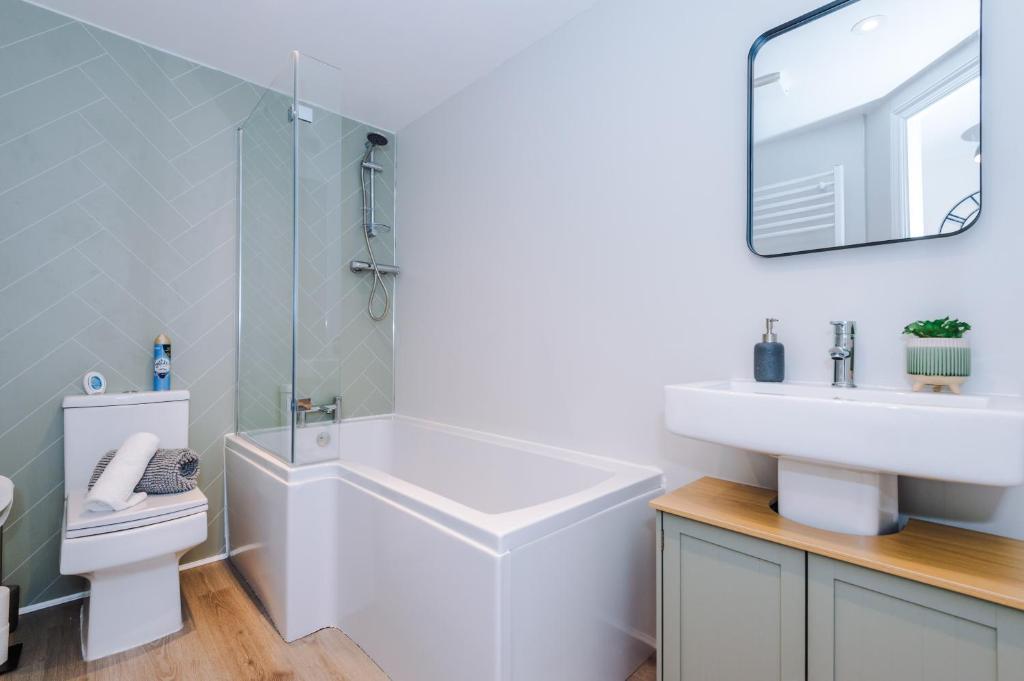 NEW! Stylish 2-Bed Apartment in Manchester by 53 Degrees Property, Great Location - Sleeps 6! 7