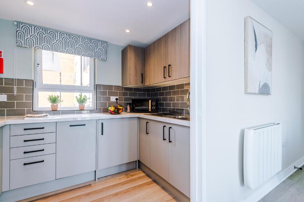 NEW! Stylish 2-Bed Apartment in Manchester by 53 Degrees Property, Great Location - Sleeps 6! 8
