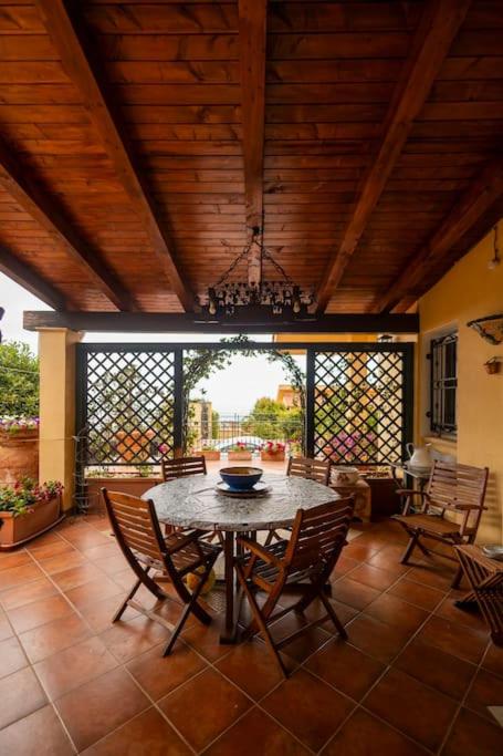 une salle à manger avec une table et des chaises dans l'établissement Villa Carmen, à Mandra Capreria