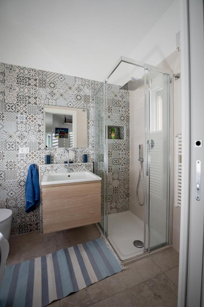 une salle de bain avec douche et lavabo dans l'établissement Leporano villa MADIA con piscina, Taranto, à Leporano Marina