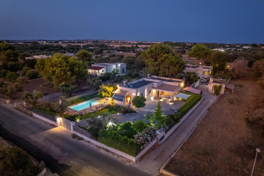 une vue aérienne d'une maison avec piscine dans l'établissement Leporano villa MADIA con piscina, Taranto, à Leporano Marina