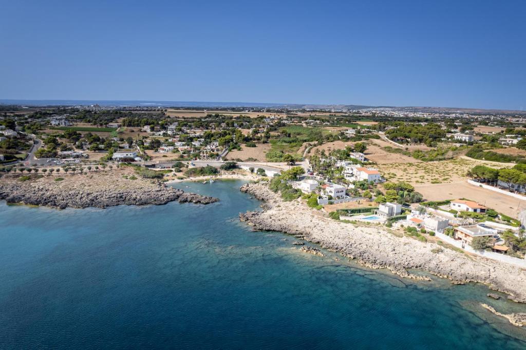 - une vue aérienne sur le littoral d'une plage dans l'établissement Leporano villa MADIA con piscina, Taranto, à Leporano Marina