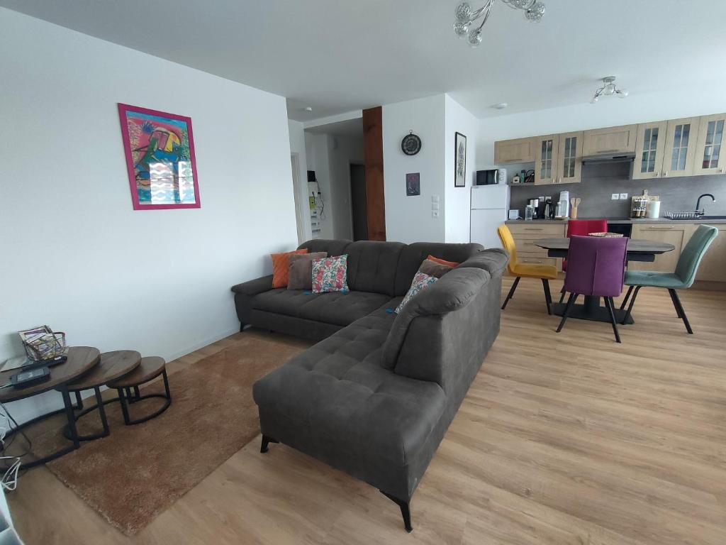 un salon avec un canapé et une table dans l'établissement bel appartement 3 pièces dans la Résidence Vosges-Alsace Orbey, à Orbey