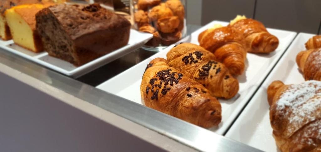 une vitrine avec différents types de pains et de pâtisseries dans l'établissement Hotel Manuela, à Cervia