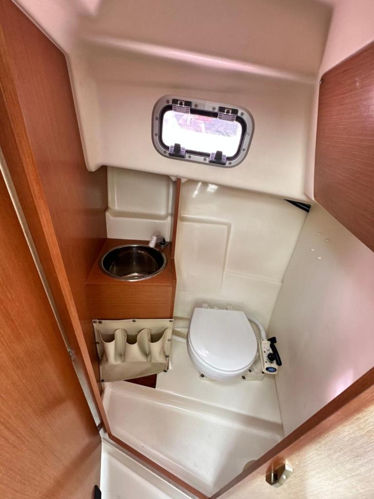 une vue intérieure d'une toilette dans un camping-car dans l'établissement FlW, à Cergy