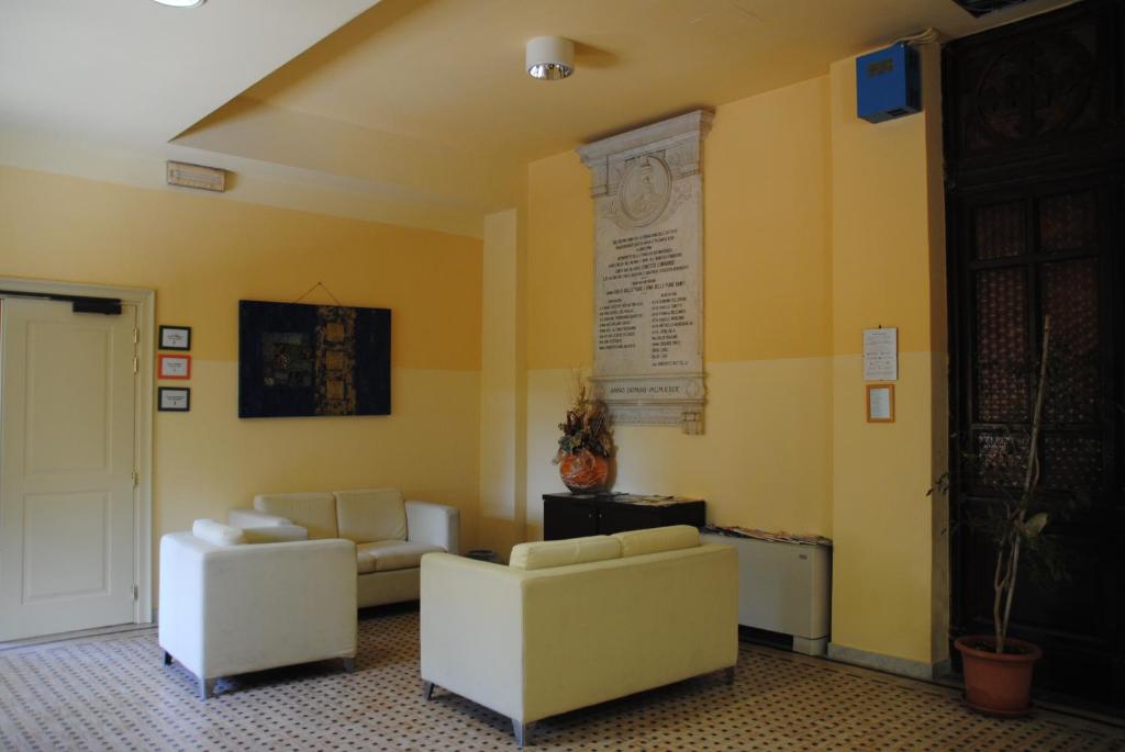 un salon avec deux chaises et un canapé dans l'établissement Sacro Cuore Hotel, à Marina di Massa