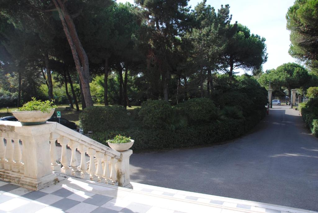 une balustrade en pierre avec deux plantes en pot dessus dans l'établissement Sacro Cuore Hotel, à Marina di Massa