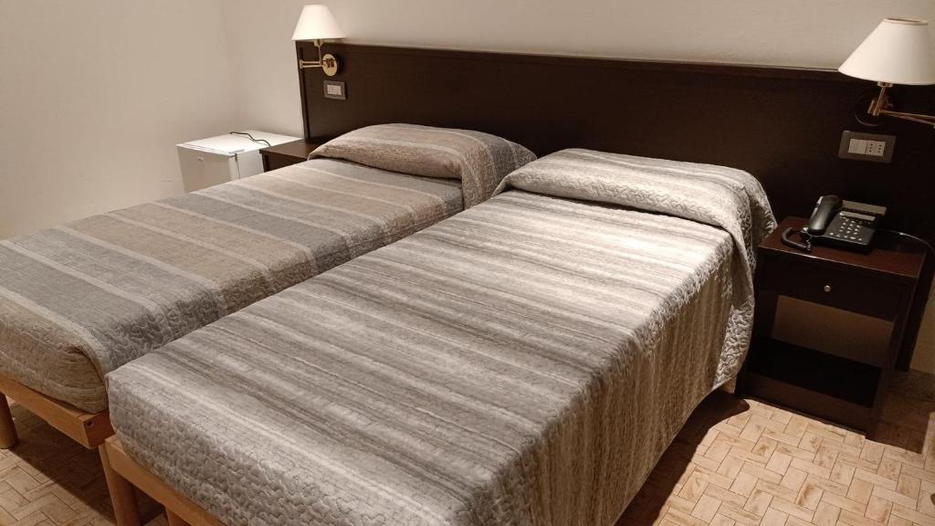 - 2 lits dans une chambre d'hôtel avec téléphone dans l'établissement Sacro Cuore Hotel, à Marina di Massa