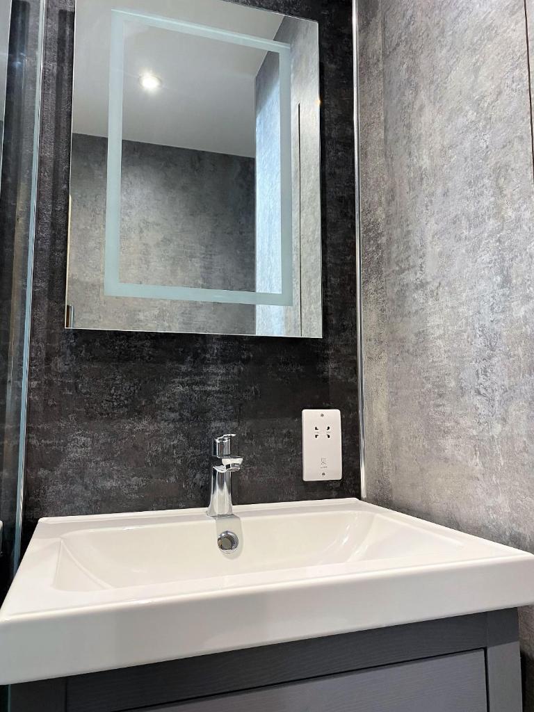 Superb townhouse near vibrant Gloucester Road 6