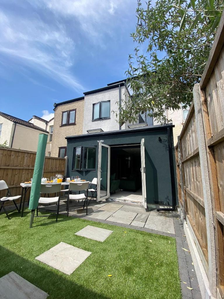 Superb townhouse near vibrant Gloucester Road 5