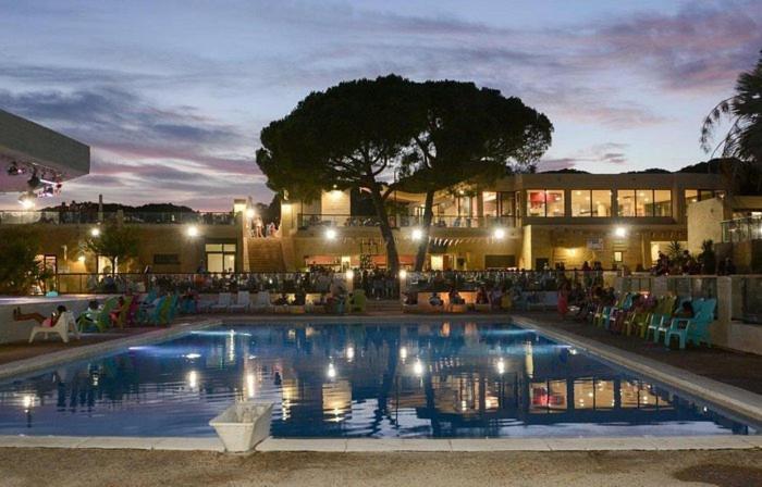 une grande piscine devant un immeuble la nuit dans l'établissement loue mobilhome 3 chambres, au Muy 13 autres photos