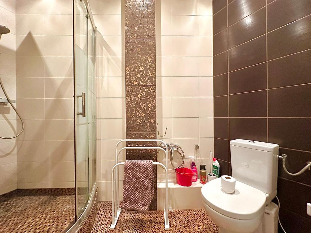 une salle de bain avec toilettes et douche en verre dans l'établissement 3 pièces 100m2 balcon centre juan 2 pas des plages, à Antibes