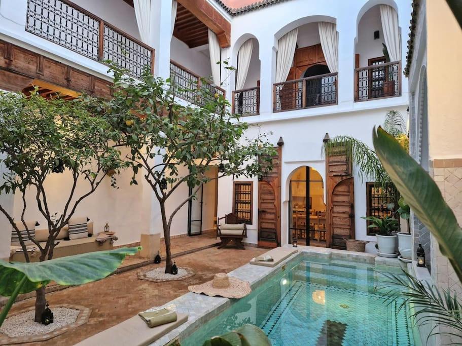 une cour avec une piscine dans une maison dans l'établissement RIAD SAMAH, à Marrakech