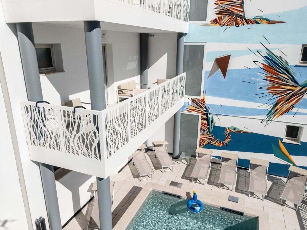 une vue aérienne d'un hall avec des chaises et un escalier dans l'établissement Hotel Marzia Holiday Queen, à Caorle