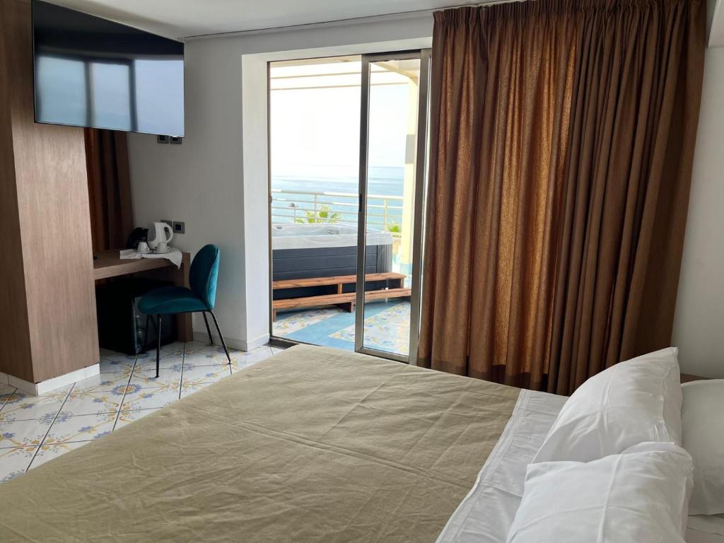 une chambre d'hôtel avec un lit et une vue sur l'océan dans l'établissement Hotel Ancora, à Pontecagnano