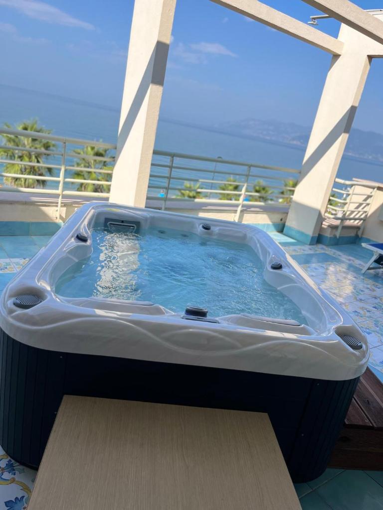 une baignoire jacuzzi assise sur la terrasse d'une maison dans l'établissement Hotel Ancora, à Pontecagnano