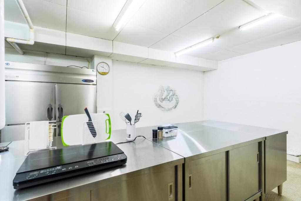 une cuisine avec un évier et un plan de travail dans l'établissement Myoko Tsubame onsen Iwatoya, à Myōkō