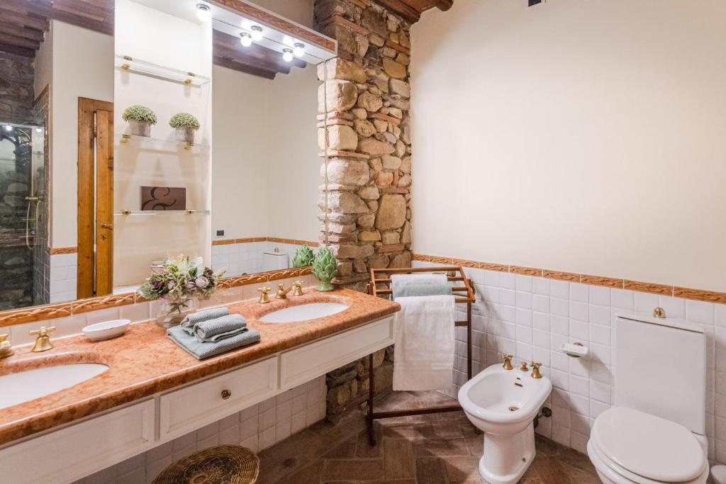 une salle de bain avec deux lavabos et un WC dans l'établissement Citrus Charm Farmhouse, a Country Villa with Pool, à Capannori 63 autres photos