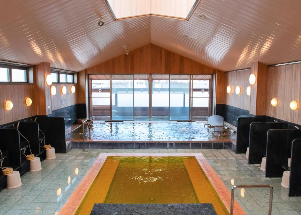 Cette grande chambre dispose d'une piscine d'eau au milieu. dans l'établissement Yuno Yado Shoei, à Kyoto