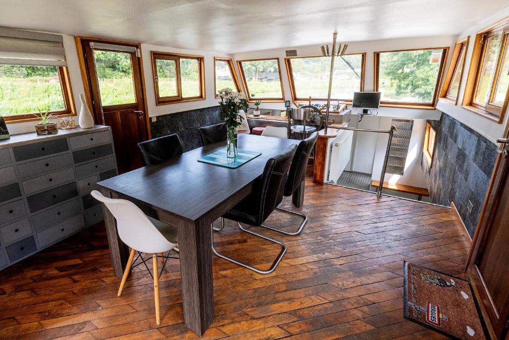 une salle à manger et une cuisine avec une table et des chaises dans l'établissement Nuit insolite à bord d'une péniche, 6 personnes, à Bergues