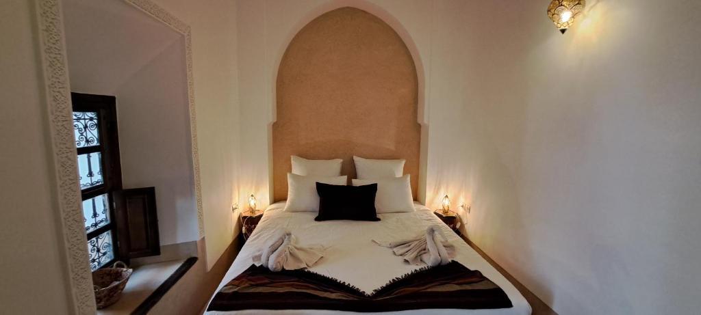 - une chambre dotée d'un lit avec deux lumières dans l'établissement Riad Parfum d'Orient, à Marrakech