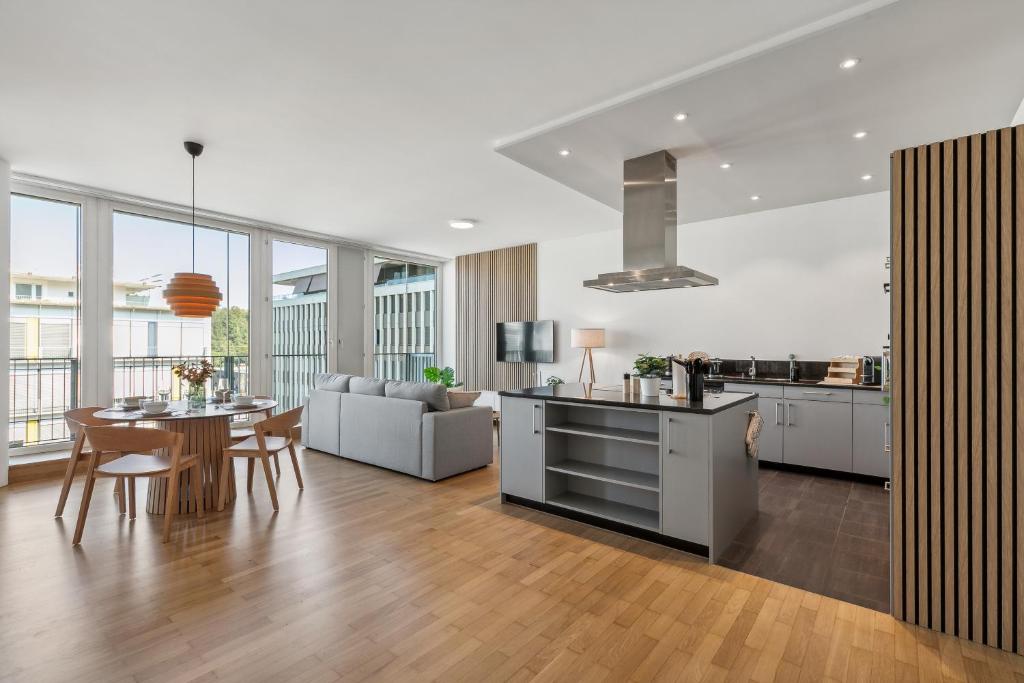 COMFORT HOMES - Premium Apartments - 15' Lucerne - Washer & Dryer - Public Transport - Parking 4
