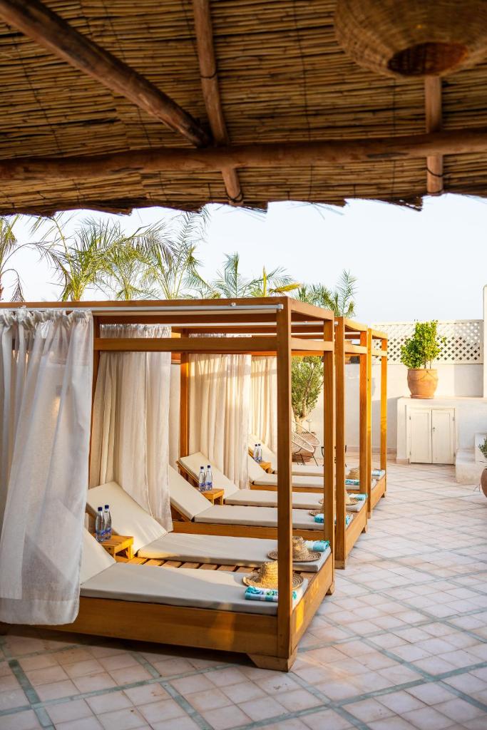 - un groupe de 4 lits dans une chambre dans l'établissement Alrashid Marrakech - Hotel & SPA, à Marrakech