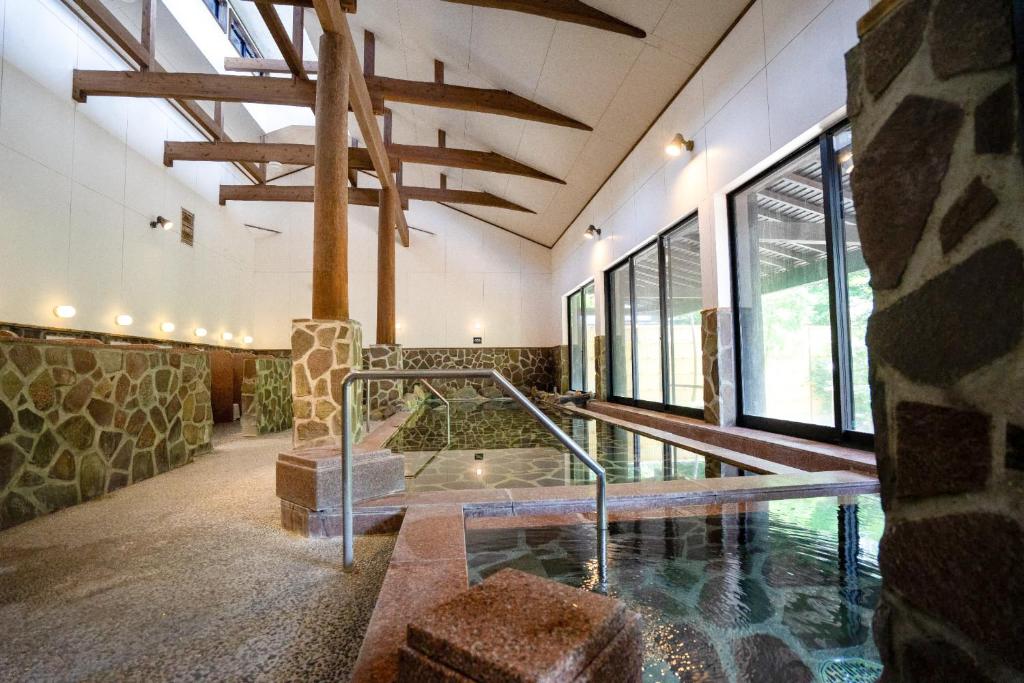 une chambre avec piscine au milieu d'un immeuble dans l'établissement Jomon no Yado Manten, à Yakushima