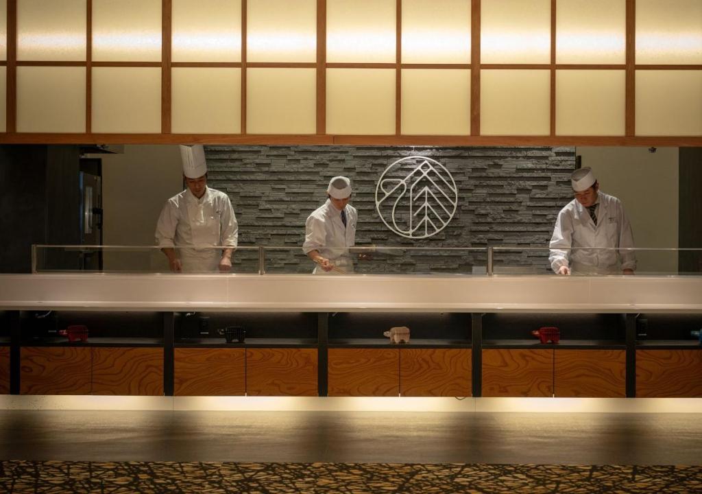 - un groupe de chefs préparant des plats dans une cuisine dans l'établissement Marumine Kanko Hotel, à Aizuwakamatsu 37 autres photos