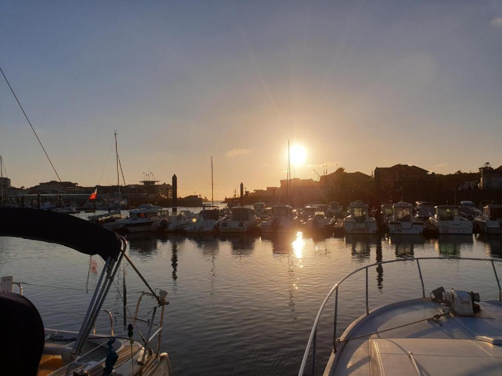 un groupe de bateaux amarrés dans un port au coucher du soleil dans l'établissement Insolite, à Capbreton