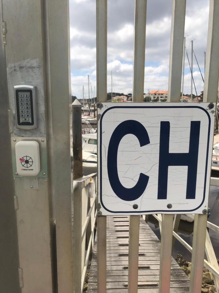 un panneau sur un pont qui dit cfi dans l'établissement Insolite, à Capbreton