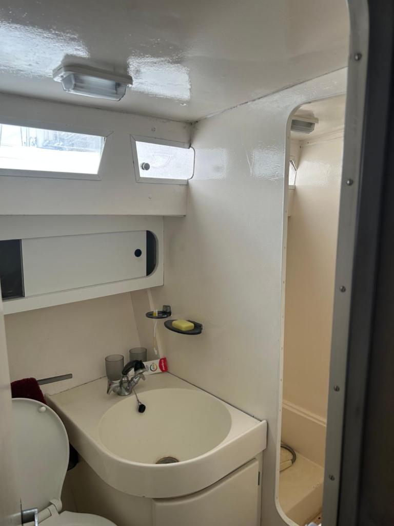 une petite salle de bain avec un lavabo et des toilettes dans l'établissement Insolite, à Capbreton