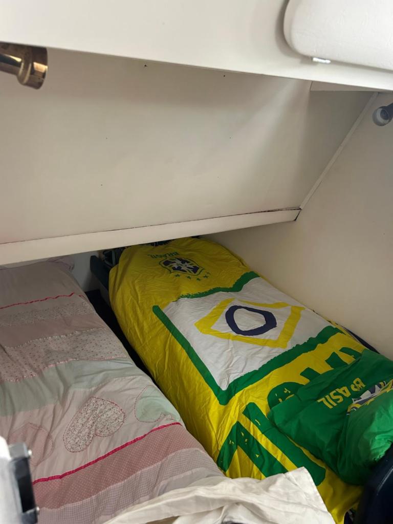 - deux lits dans une petite chambre dans l'établissement Insolite, à Capbreton