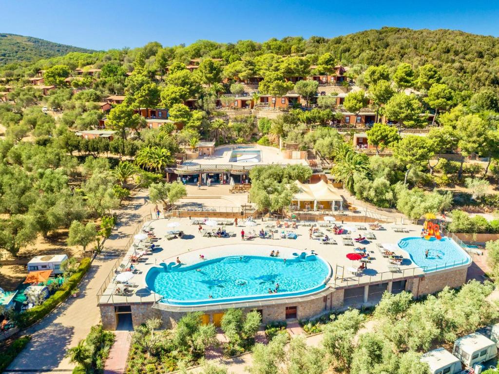 une vue aérienne de la piscine d'un complexe hôtelier dans l'établissement ISA - Residence with pool and private beach in Talamone just 500 mt from the beach, à Talamone
