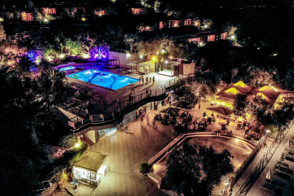 - une vue sur la piscine la nuit dans l'établissement ISA - Residence with pool and private beach in Talamone just 500 mt from the beach, à Talamone 16 autres photos